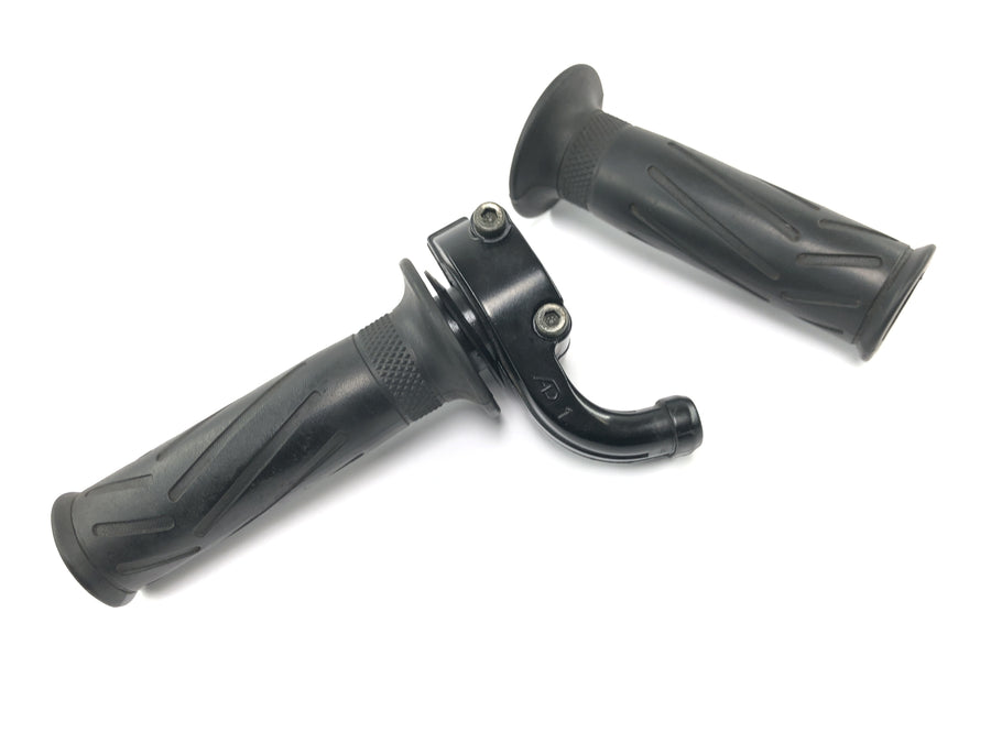 Yamaha YZF R1 RN09 [2002] - Throttle grip twist throttle grip with rubber grip on the right and left