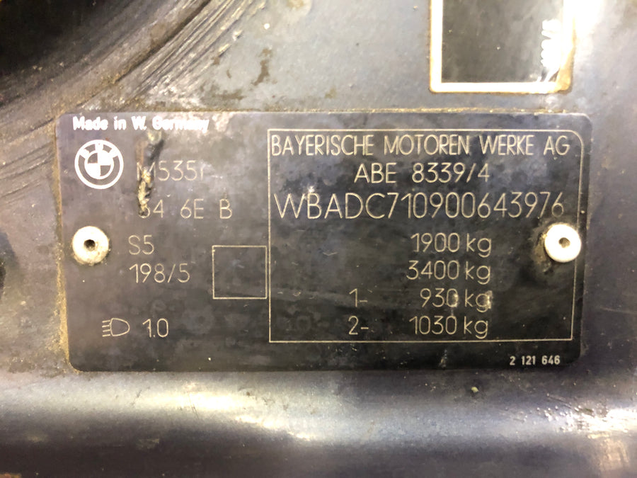 BMW M 535i E28 [1986] - Passage de roue avec numéro de châssis et papiers de carrosserie