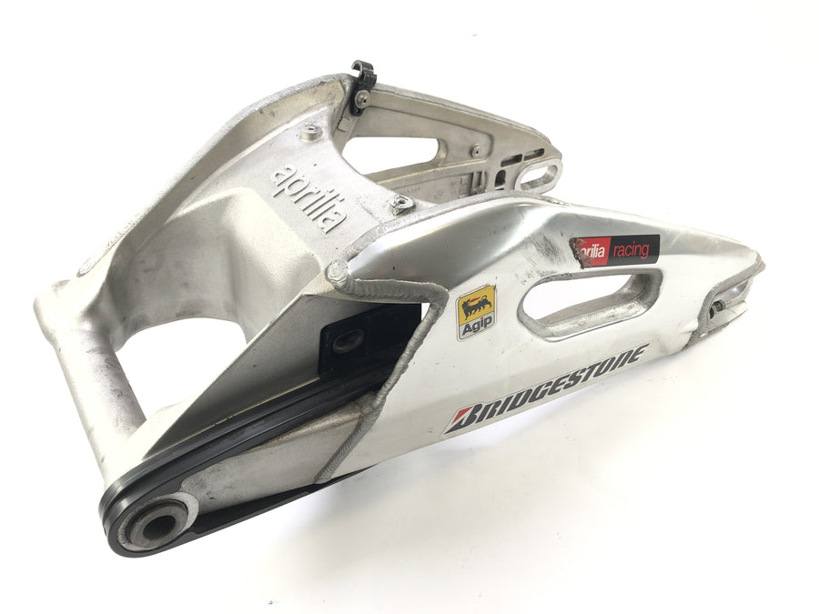 Aprilia RSV4 1000 [2010] - Support de fixation de la roue arrière du bras oscillant cassé