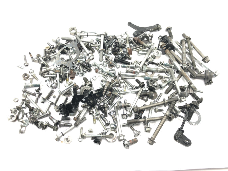 Yamaha MT07 RM04 [2014] - Pièces restantes et vis Lot de petites pièces