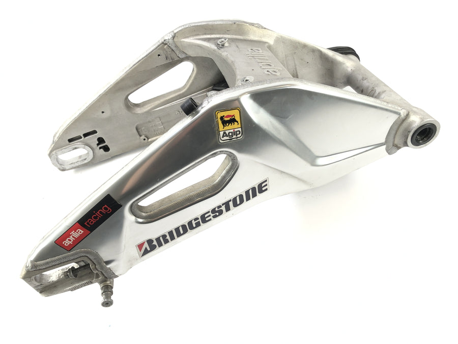 Aprilia RSV4 1000 [2010] - Support de fixation de la roue arrière du bras oscillant cassé
