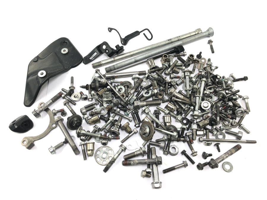 Honda CBR 1000 RR SC59 [2008] - Pièces restantes et vis Lot de petites pièces