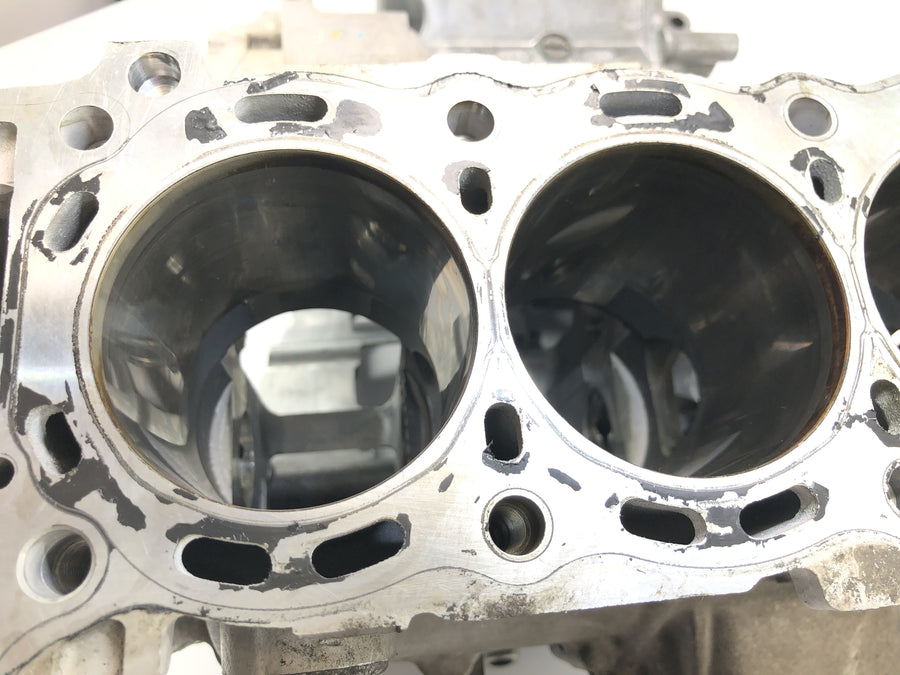Suzuki GSX R 1000 WVB6 K6 [2006] - Engine block crankcase cylinder housing with piston