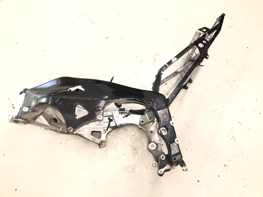 Yamaha YZF R1 RN04 [2001] - Châssis principal avec papiers