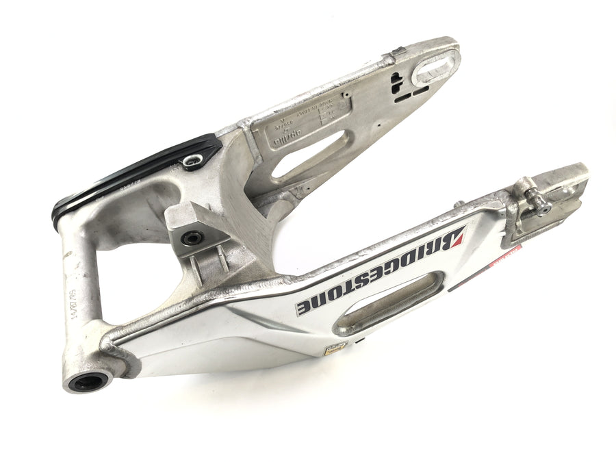 Aprilia RSV4 1000 [2010] - Support de fixation de la roue arrière du bras oscillant cassé