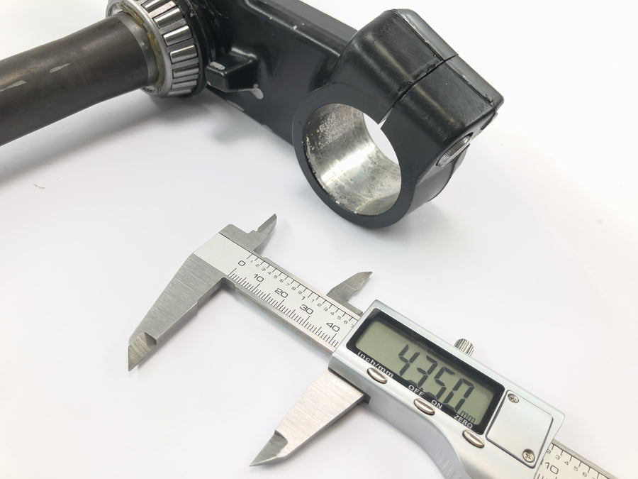 Triumph Daytona 1200 T300D [1994] - lower fork bridge steering head