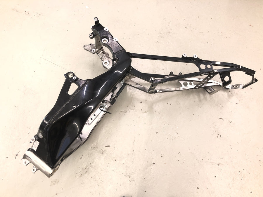 Yamaha YZF R1 RN04 [2001] - Châssis principal avec papiers