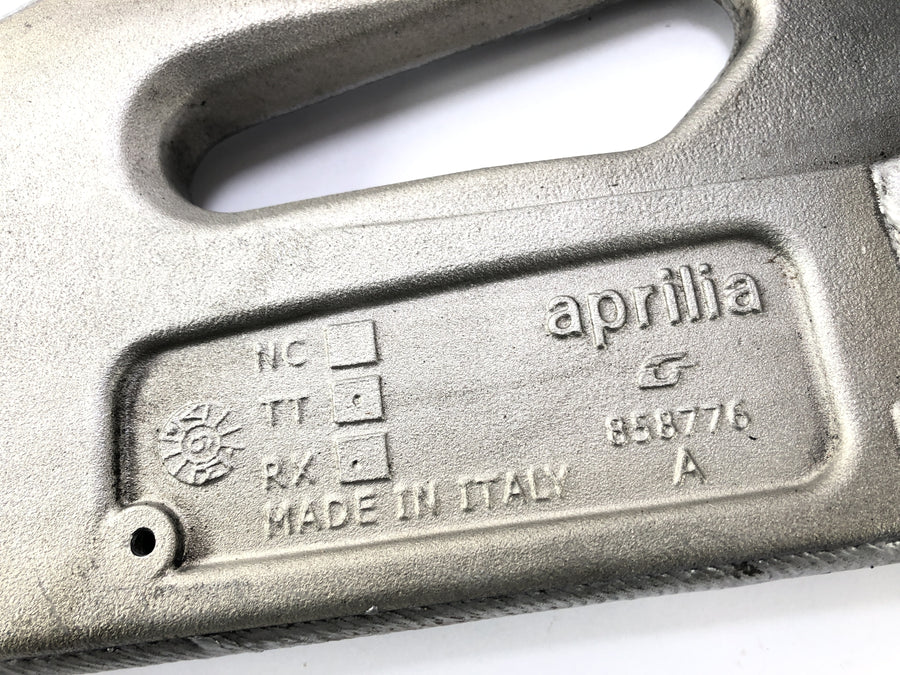 Aprilia RSV4 1000 [2010] - Support de fixation de la roue arrière du bras oscillant cassé