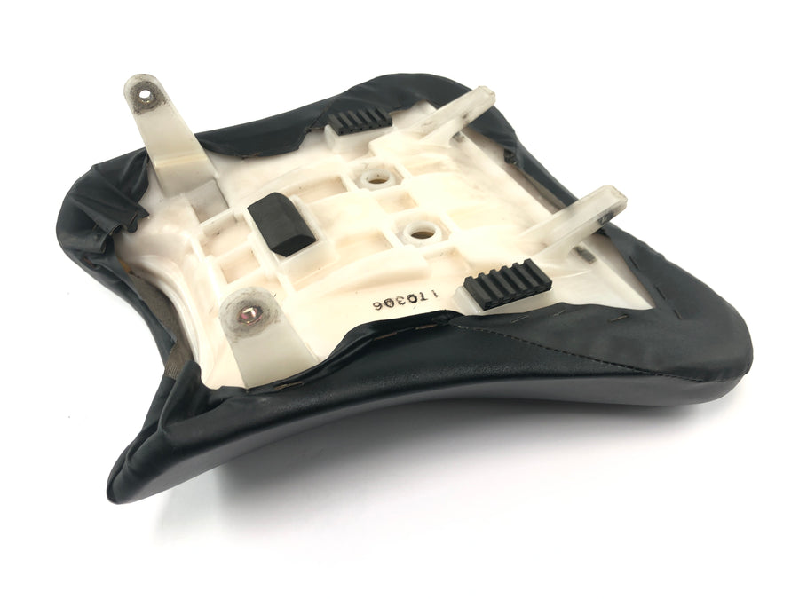 Suzuki GSX R 1000 WVBZ K3 [2003] - Driver's seat bench cover has cracks