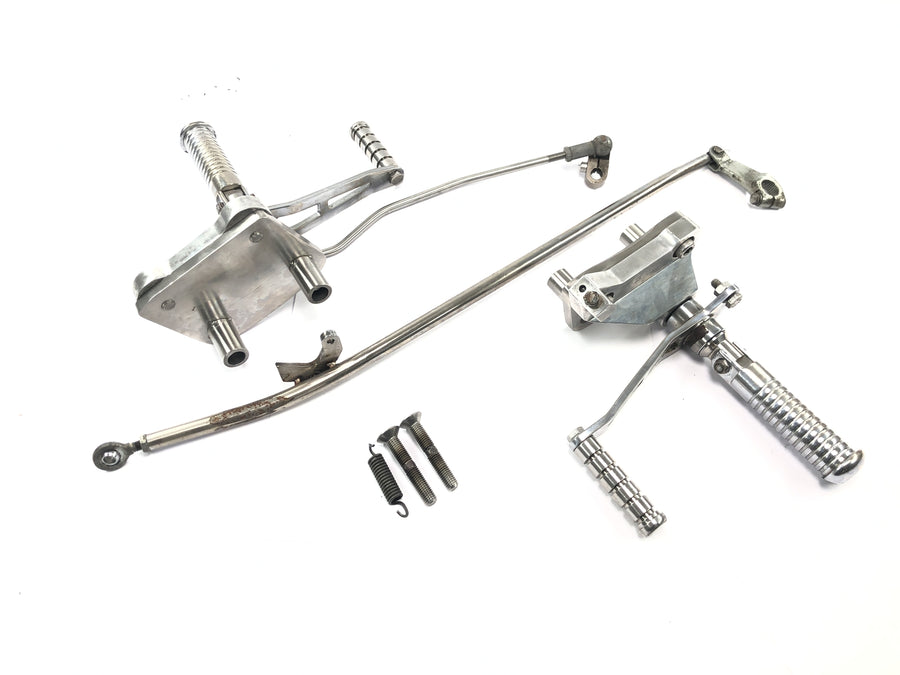 Yamaha XVS 650 4VR [1997] - Footrest system, forward footrests with lever and linkage