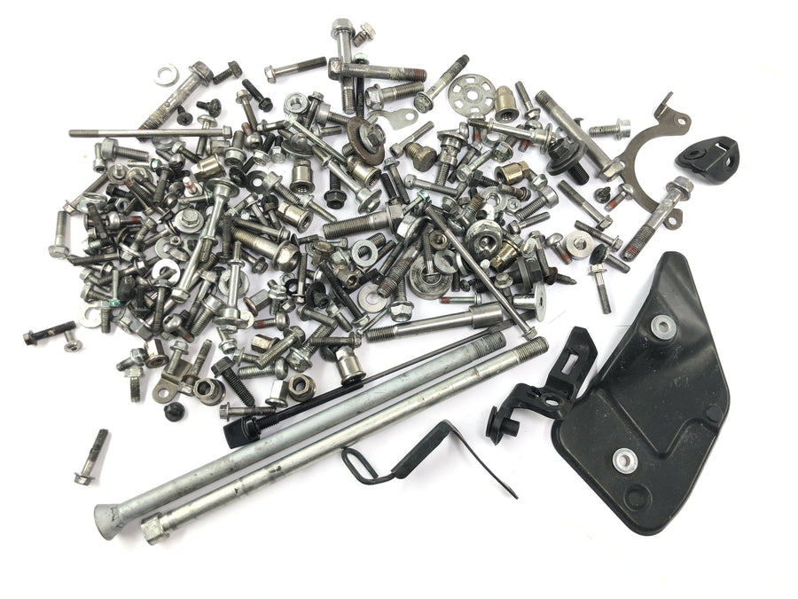 Honda CBR 1000 RR SC59 [2008] - Pièces restantes et vis Lot de petites pièces