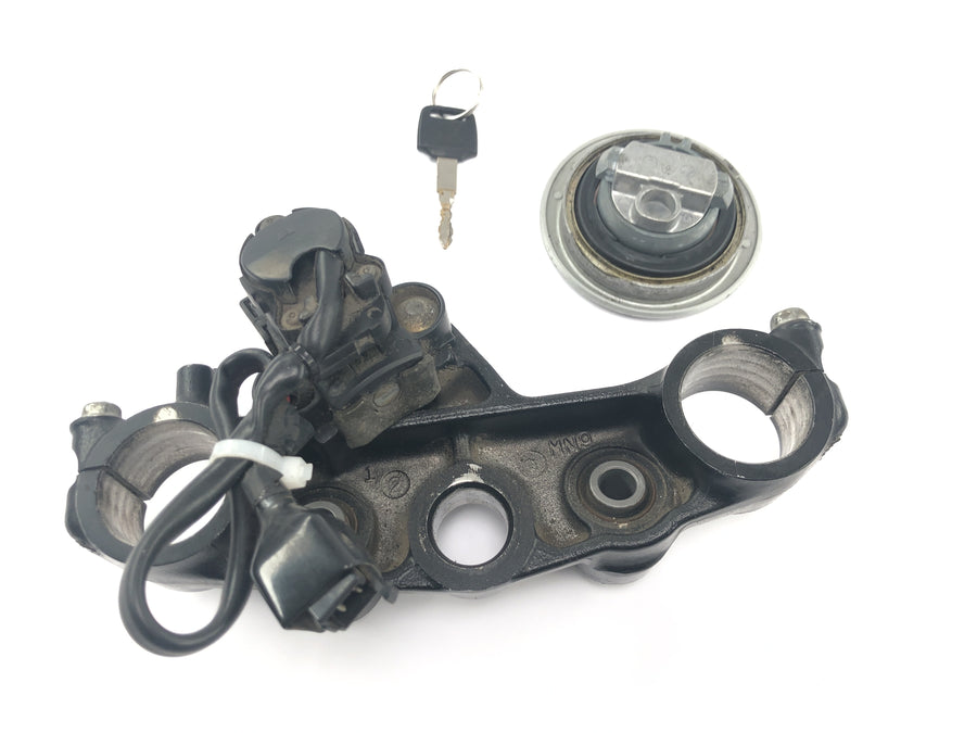 Honda NX 650 Dominator RD02 [1994] - Ignition lock fork bridge at the top with tank lock