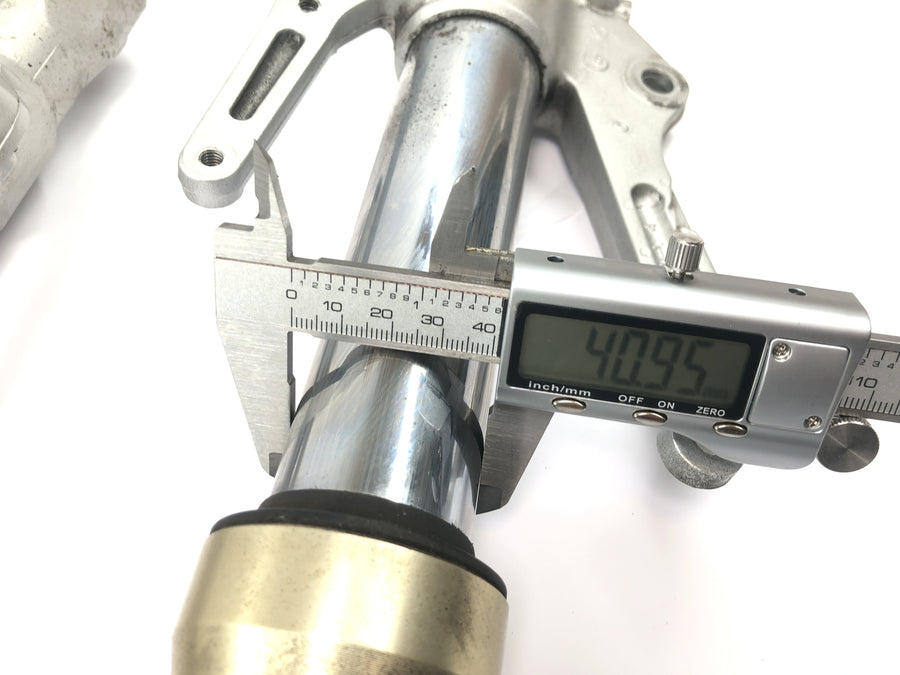 Yamaha YZF R1 RN04 [2001] - Fourche Fourche suspendue à fourche inversée avec axe