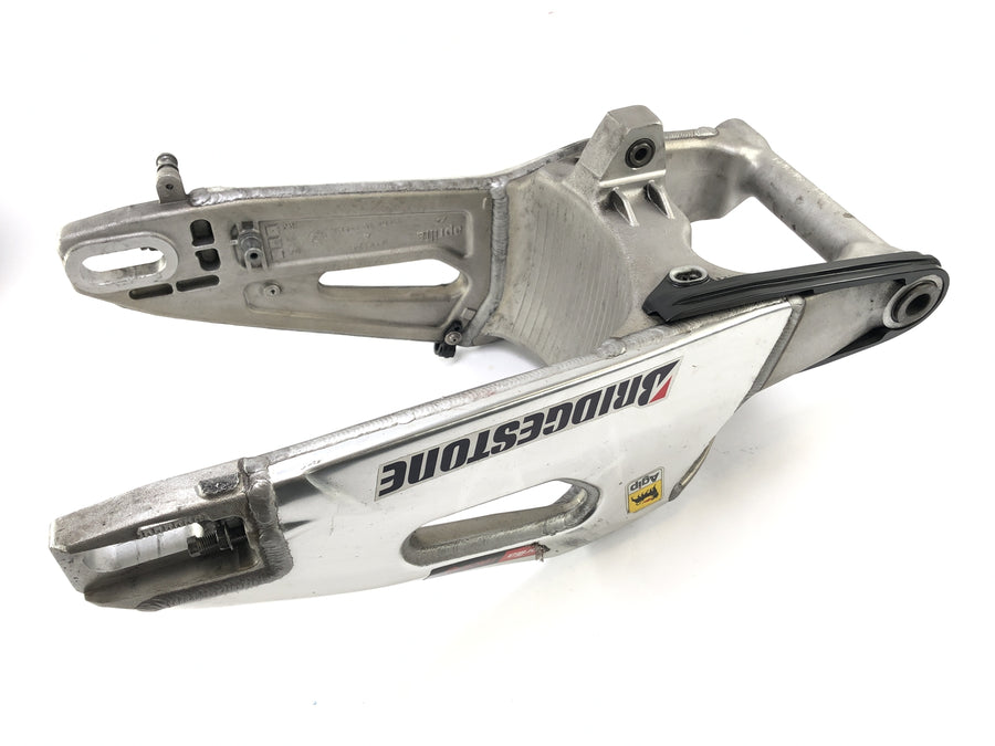 Aprilia RSV4 1000 [2010] - Support de fixation de la roue arrière du bras oscillant cassé