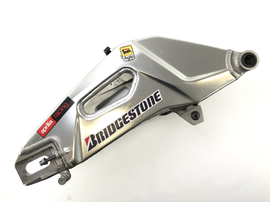 Aprilia RSV4 1000 [2010] - Support de fixation de la roue arrière du bras oscillant cassé