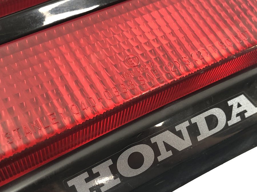 Honda CBR 900 RR Fireblade SC33 [2000] - feu arrière feu stop avec cadre de carénage
