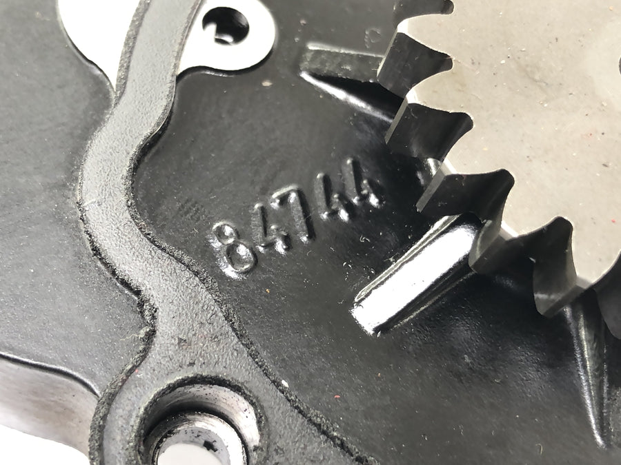 Husqvarna SM 630 A4 [2010] - Cache d'alternateur à l'intérieur du capot moteur