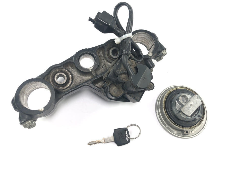 Honda NX 650 Dominator RD02 [1994] - Ignition lock fork bridge at the top with tank lock