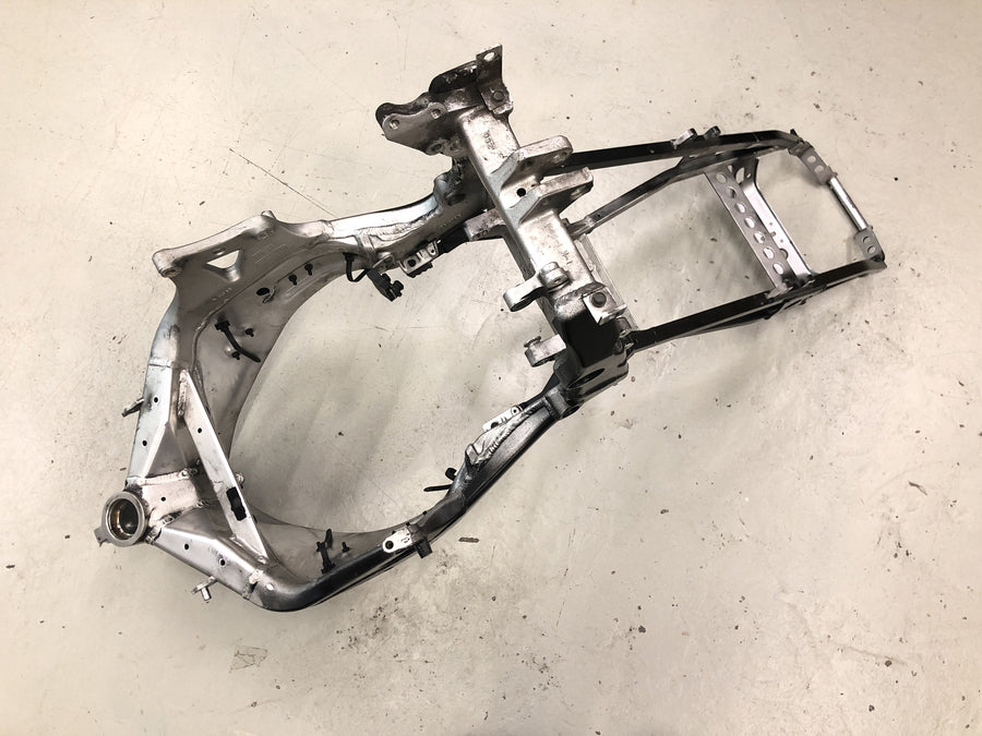 Yamaha YZF R1 RN04 [2001] - Châssis principal avec papiers
