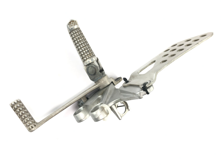 Suzuki GSX R 1000 WVBZ K3 [2003] - Footrest system driver's right footrest holder with brake pedal