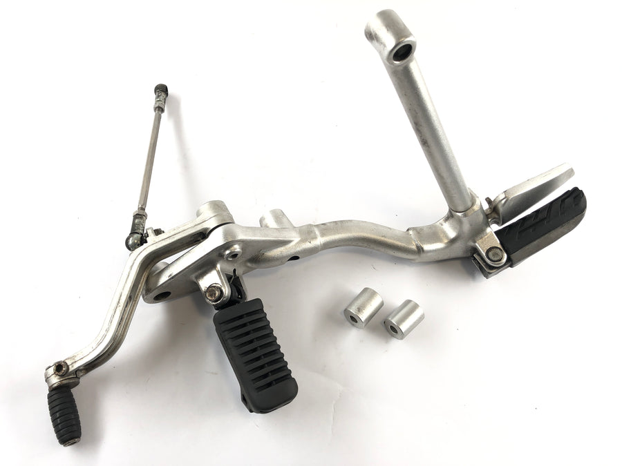 Moto Guzzi Stelvio 1200 8V [2011] - Support repose-pied gauche avec levier de vitesse